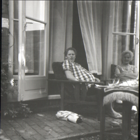 hoogzwangere schoondochter miep met to in de achtertuin hendrik zwaardekroonstraat 1960 