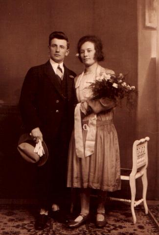 trouwfoto bertus en to  16 mei 1928